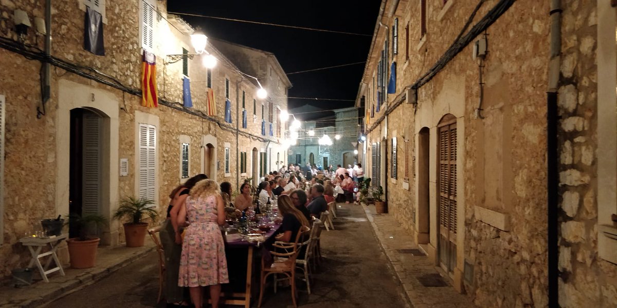 RafelJorda's tweet photo. Every year in September, the town of #Binissalem celebrates the #Vermada. After harvesting the grapes, everyone brings tables out into the streets to eat Fideus de Vermar and celebrate life with family and friends. It is one of my favorite community traditions in #Mallorca. https://t.co/sTT42FCJ9P