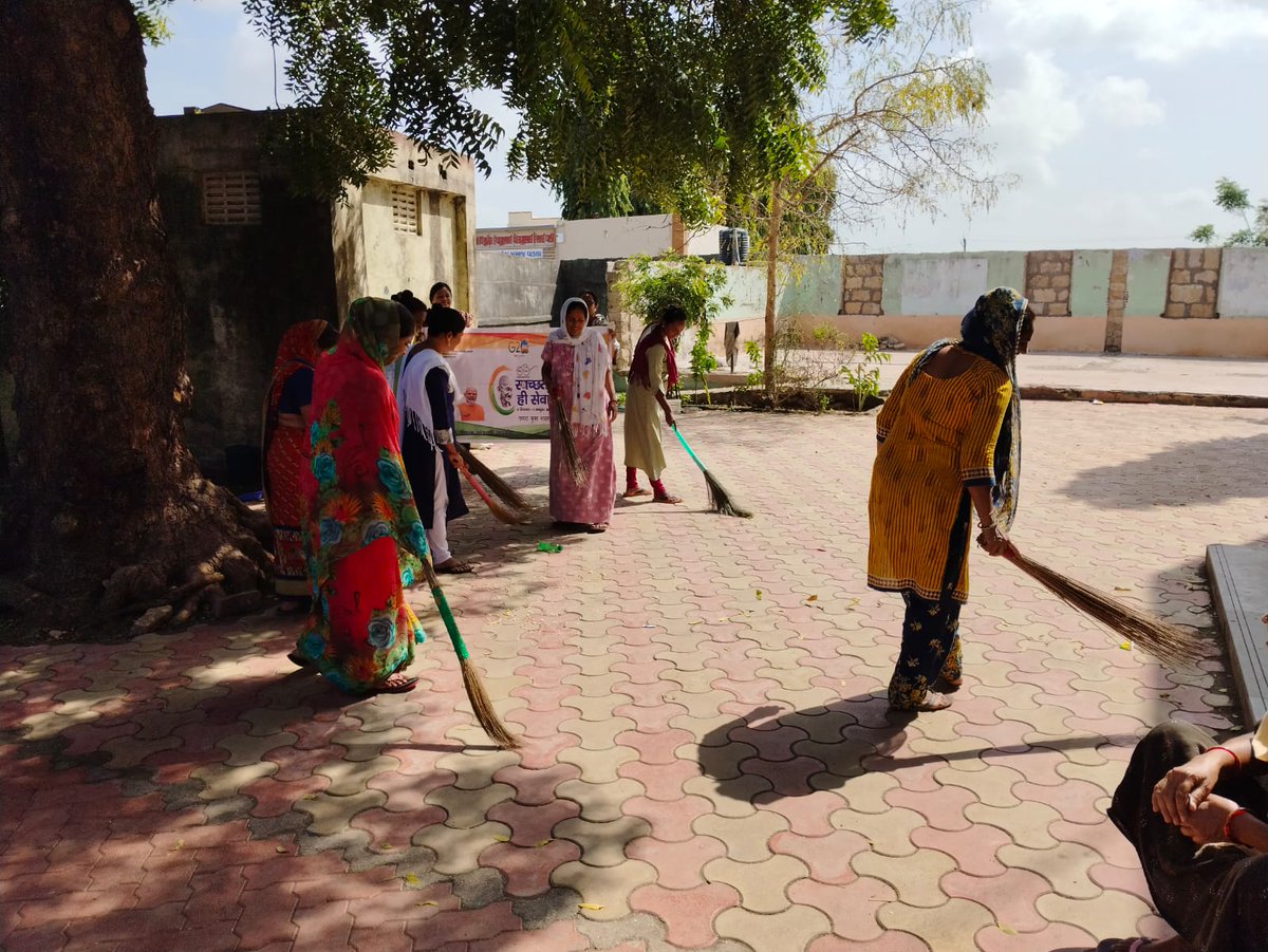 આજ રોજ સ્વચ્છતા હિ સેવા પખવાડિયાની ઉજવણી અન્વયે ઉપલેટા તાલુકાના વાડલા ગામે સ્વચ્છ ભારત મિશન અને એન.આર.એલ એમના બહેનો દ્વારા  સ્વચ્છતા, શાળામાં સફાઈ, ચિત્ર સ્પર્ધા, નિબંધ સ્પર્ધા, વનીકરણ, ભીત સુત્રો ની કામગીરી કરવામાં આવી.