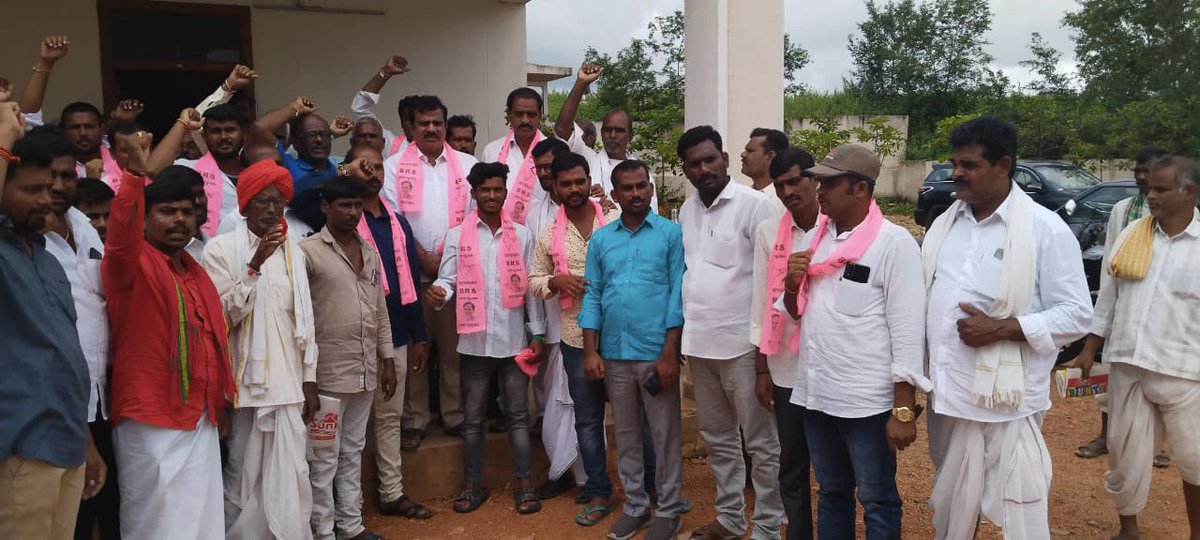 KranthiKiranBRS's tweet photo. గౌరవ సీఎం శ్రీ కేసీఆర్ గారి నాయకత్వంలో బీఆర్ఎస్ ప్రభుత్వం చేస్తున్న సంక్షేమాభివృద్ధికి మరియు అందోల్ లో జరుగుతున్న అభివృద్ధికి ఆకర్షితులై బిజెపి టేక్మాల్ మండల ఎస్టీ సెల్ అధ్యక్షులు రవి గారు మరియు బొల్లికుంట తాండకు చెందిన కాంగ్రెస్ పార్టీ శ్రేణులు బీఆర్ఎస్ పార్టీలో చేరడం జరిగింది https://t.co/od1xHu9rnY