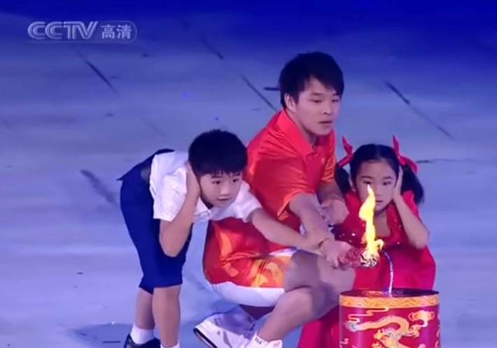 BadmintonTalk's tweet photo. #Doha2006 - atlet berkuda menaiki tribun ke arah kauldron
#Guangzhou2010 - pakai petasan tradisional
#Incheon2014 - kauldron disamarkan sebagai air mancur
#JakartaPalembang2018 - efek gunung meletus menyalakan kauldron dari stadion

Kauldron #Hangzhou2022 nanti bagaimana ya? https://t.co/d9Bvm76mnq