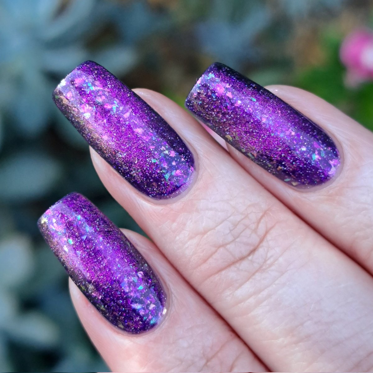 This week's polish: 'Cheshire Cat' from @mooncatnyc's limited edition Alice In Wonderland collection is a purple magnetic polish filled with mirco holographic glitters, multicolored iridescent flakies, and a vibrant pink magnetic stripe.🌜🐈‍⬛️🖤💜💅 #mooncat #givemesparkles