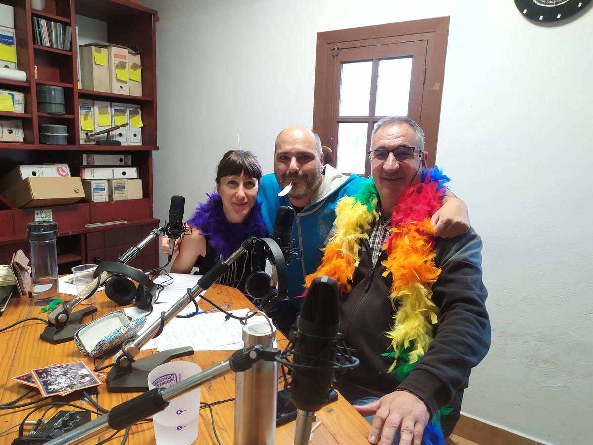 zintzilik's tweet photo. Zintzilik irratian ere @mikelaldia rekin bat, goizeko 10:00etan hasi gara, Mikelaren lagun pila izan ditugu hemen, eta orain kalejirarekin konexioak... Entzuteko FM 100 edo https://t.co/LGKTpSksnb https://t.co/0SUX69iNrK