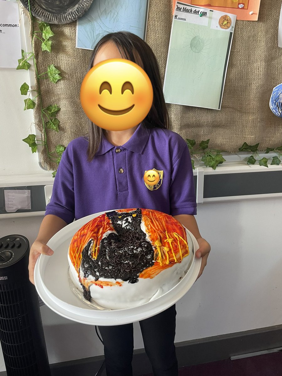 Nashlar01's tweet photo. Totally inspired by our class novel and a live workshop with @whatSFSaid a Varjak cake! @Waterstones @BraywickCourtSc https://t.co/3z0RFfV5VG
