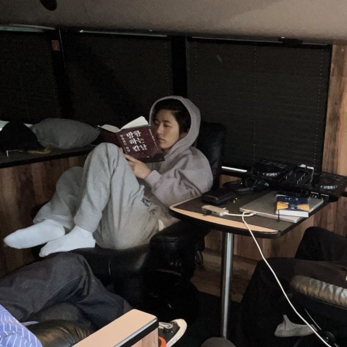 nk__1612's tweet photo. #ฮันบินอ่าน The Hesitating Blade คมมีดลงทัณฑ์ - Keigo Higashino
นิยายสืบสวนแอ็คชั่นไล่ล่าสุดโหด เมื่อพ่อไล่ล่าตามแก้แค้นให้กับลูกสาวที่โดนฆ่าไป
#hanbinreads https://t.co/xlksWNBcHv