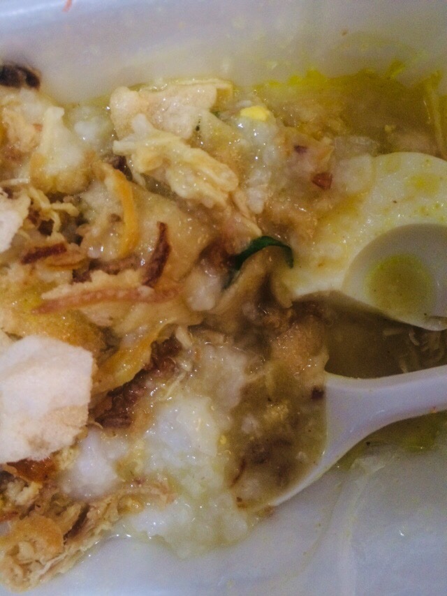 dhiiinyy's tweet photo. Udah beberapa hari ini makannya ini aja yaa, ayamnya padahal udah di suwir tpi tetap aja gak bisa makan 😭 https://t.co/XNU1LZblST