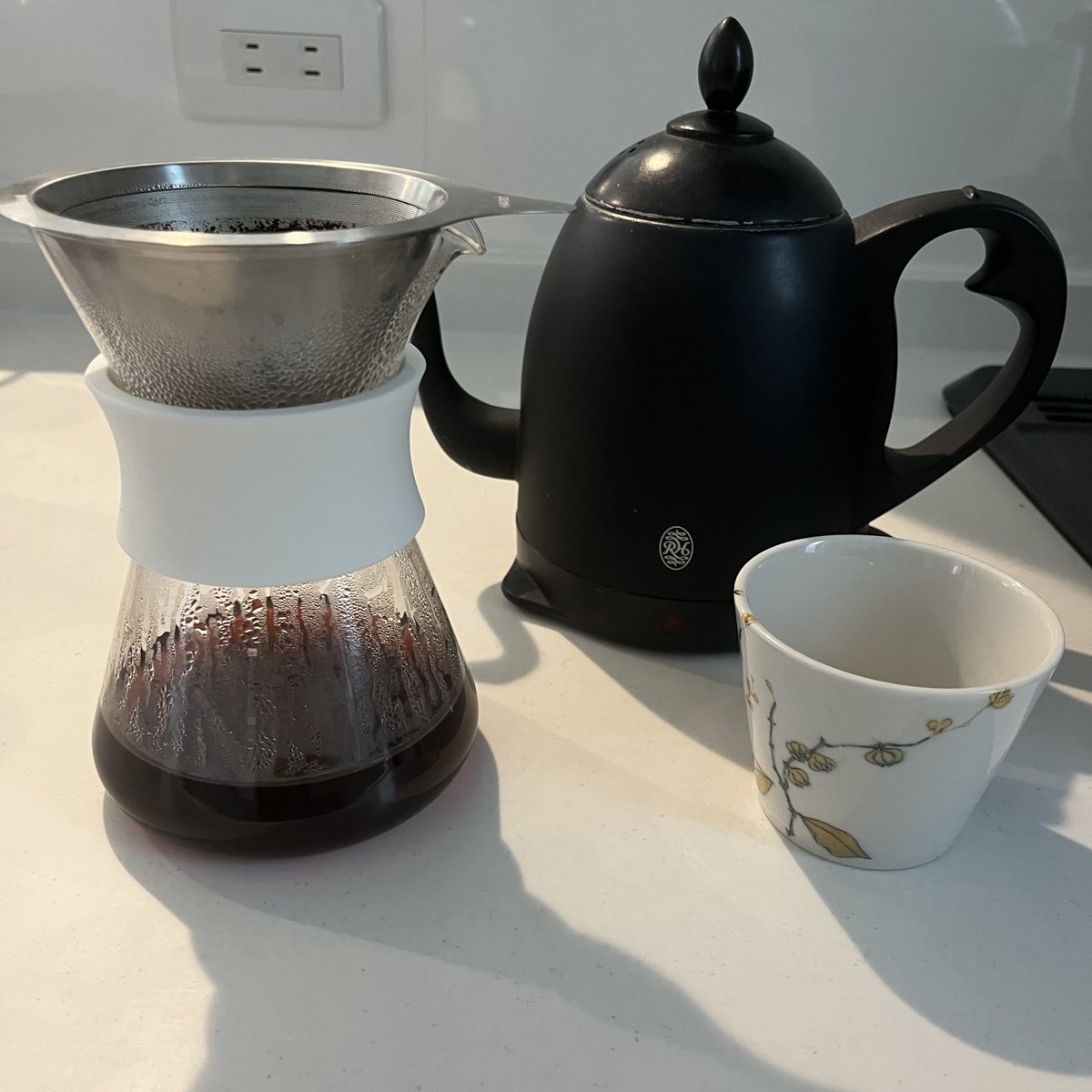 dori_hayama's tweet photo. 最近買ってよかったもの
#HRIO のガラスコーヒーサーバー
今まで10年以上使ってた
コーヒーメーカーをやめて
ゆっくり時間をかけて
コーヒーを入れる朝タイム
実際は余裕なんて全く無いけれど
形から形から
冬になったら新調したストーブの前で
コーヒーを飲むのが夢☕️
#朝時間 https://t.co/i4zgtkVA27