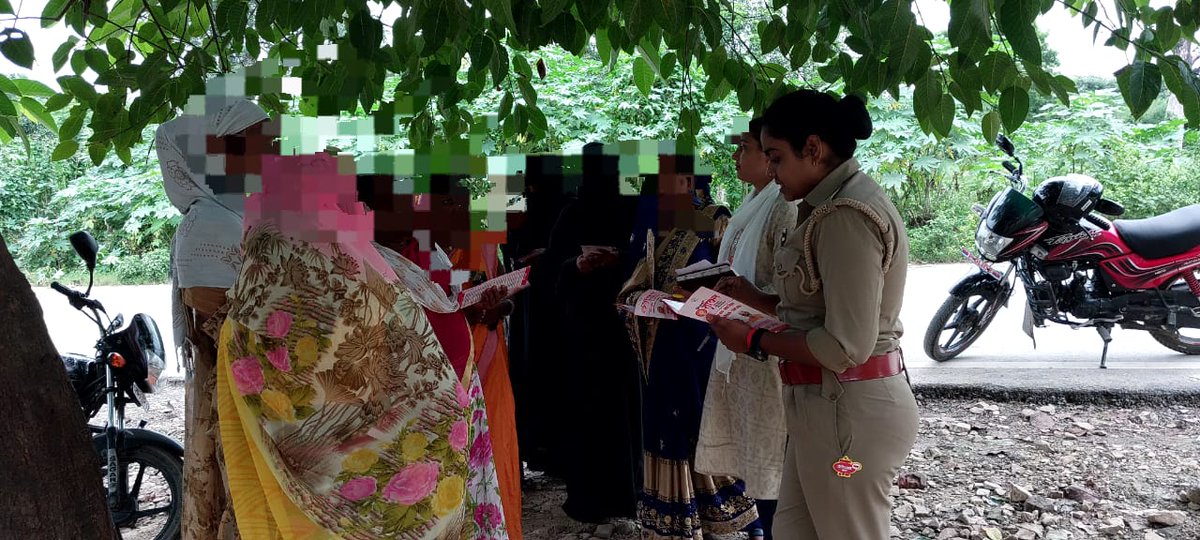 #BastiPolice एंटी रोमियो टीम थाना गौर द्वारा थाना क्षेत्र के भीड़ भाड़ वाले स्थानों पर चेकिंग किया गया साथ ही महिलाओं एवं बालिकाओं को #मिशन_शक्ति जागरुकता अभियान (नारी सुरक्षा, नारी सम्मान, नारी स्वावलंबन) के तहत महिला सुरक्षा व बचाव संबंधी जानकारी दी गई।