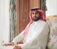 رونالدو ، رياض محرز ، جيرارد ، بنزيمة ، كاراسكو ، وغيرهم نجوم عالميين ، لايوجد في عقودهم مايجبرهم على أرتداء الزي السعودي والاحتفاء بمناسبة وطنية ، لكنهم كما قال كريستيانو أحبوا هذا البلد وشعبه وطيبة أهله فكانت هذه اللفتة التي تناقلتها وكالات الانباء العالمية ، هكذا هي كرة القدم