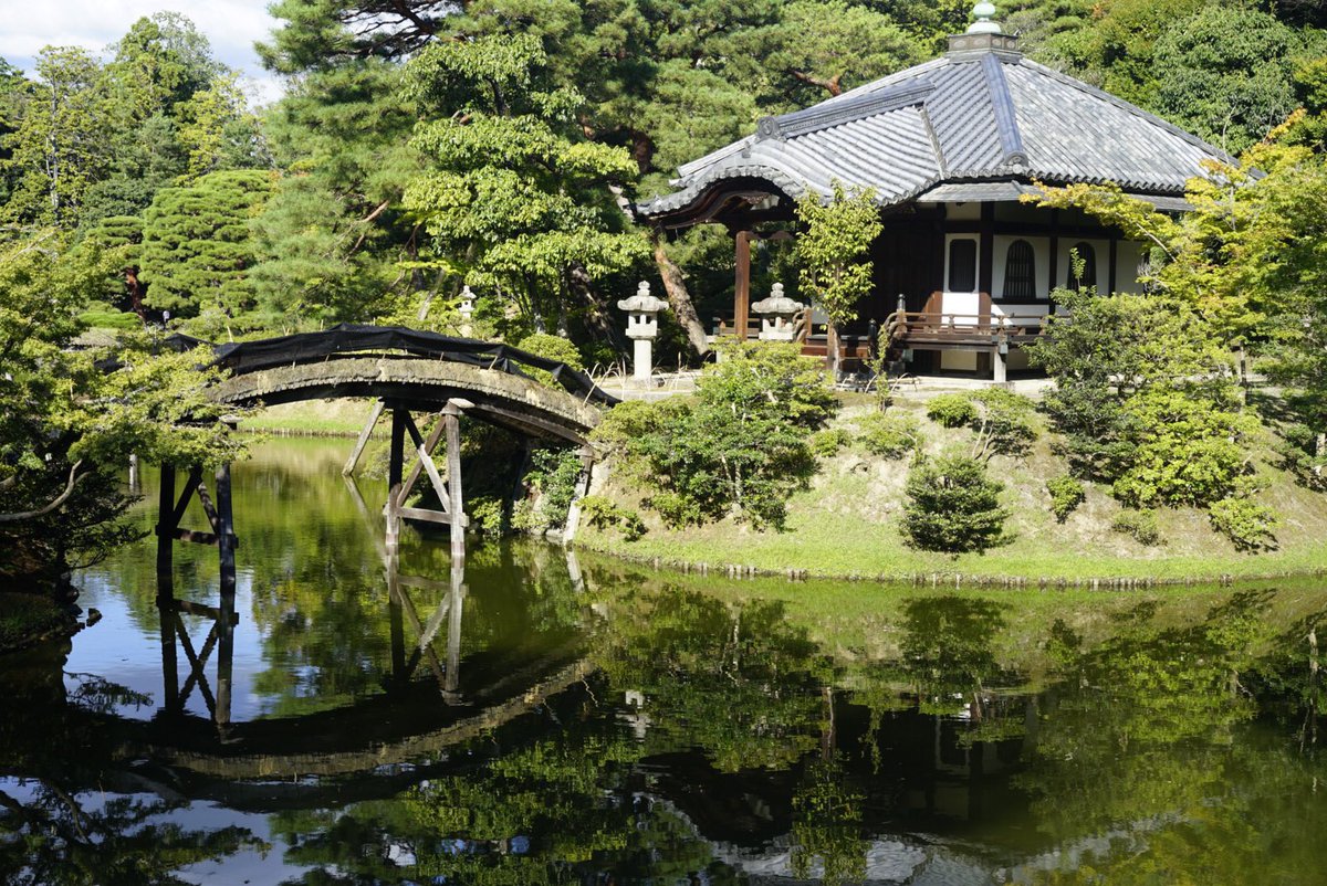 Architecture_52's tweet image. 学会の発表で京都に。京都に行ったらぜひ「桂離宮」に行ってほしい。日本最高峰の数寄屋建築、そして造園技術を肌で感じれる。初めて訪れたが圧倒された。四季の移ろいを感じさせる造形、水面に浮かぶ月、場所を変えることで変化する風景、どれもが計算され尽くしている。そして最高の写真とれた。