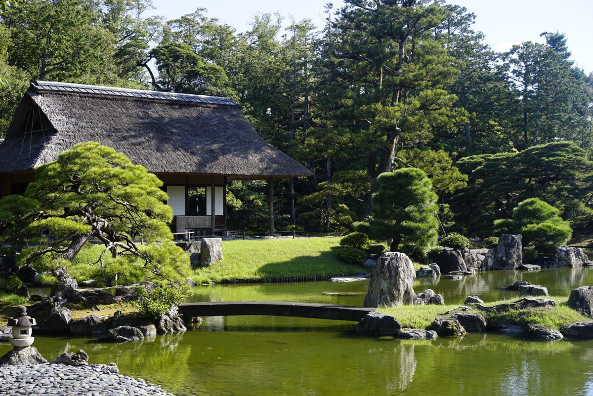 Architecture_52's tweet image. 学会の発表で京都に。京都に行ったらぜひ「桂離宮」に行ってほしい。日本最高峰の数寄屋建築、そして造園技術を肌で感じれる。初めて訪れたが圧倒された。四季の移ろいを感じさせる造形、水面に浮かぶ月、場所を変えることで変化する風景、どれもが計算され尽くしている。そして最高の写真とれた。