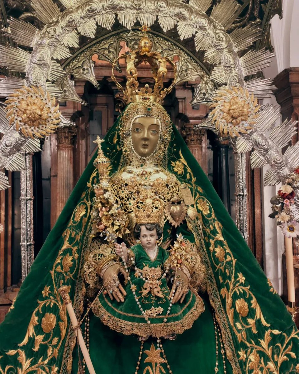 cuaresmaegabren's tweet photo. Para los próximos días María Santísima de la Sierra se encuentra ataviada con el manto verde de la Vizcondesa de Termens.
#virgendelasierra #patronadecabra #manto #saya #VizcondesaDeTermens #Termens #cofrades #virgen #cofrades https://t.co/QAXV7MRUKK