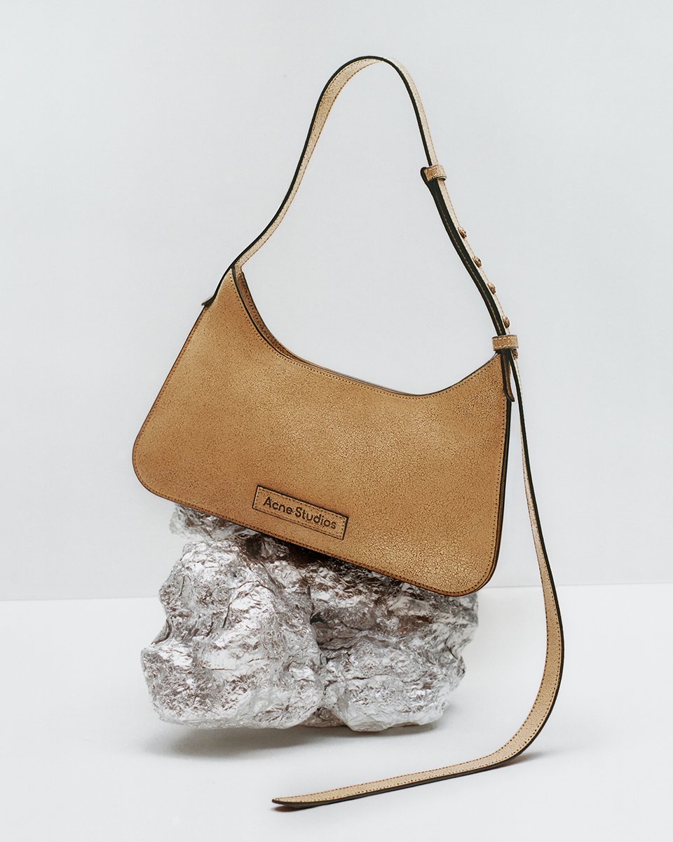 acnestudios's tweet photo. #Platt all over. Discover the minimalistic #AcneStudios bag, available in store and at https://t.co/qaMdJYqWLG
Photographer: #JeanMarieBinet
Set designer: #AliceKirkpatrick https://t.co/3E5vQc6fXl