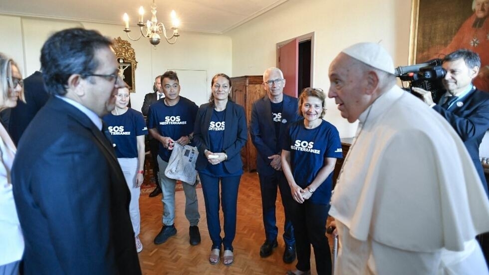 🔴Ce matin, les équipes de <a href="/SOSMedFrance/">SOS MEDITERRANEE France</a> et de la <a href="/ifrc/">IFRC</a> ont eu une rencontre privilégiée avec le Pape François (<a href="/Pontifex/">Pope Leo XIV</a>.) 

A cette occasion, Ralph, marin-sauveteur à bord de l’#OceanViking a pu lui offrir un objet symbolique : un gilet de sauvetage pour enfant.

« Ce que nous