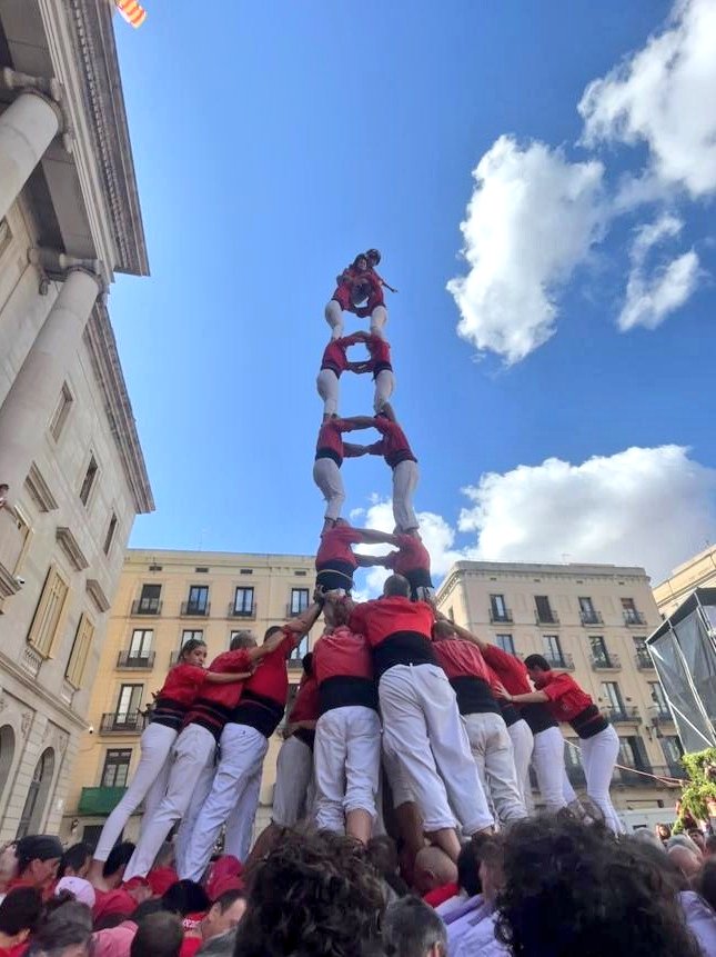 CdBCN's tweet photo. A primera ronda, després d'un id, descarreguem el 2d8f!!

#castells #BeneïdaBogeria https://t.co/6OGR3cvADR