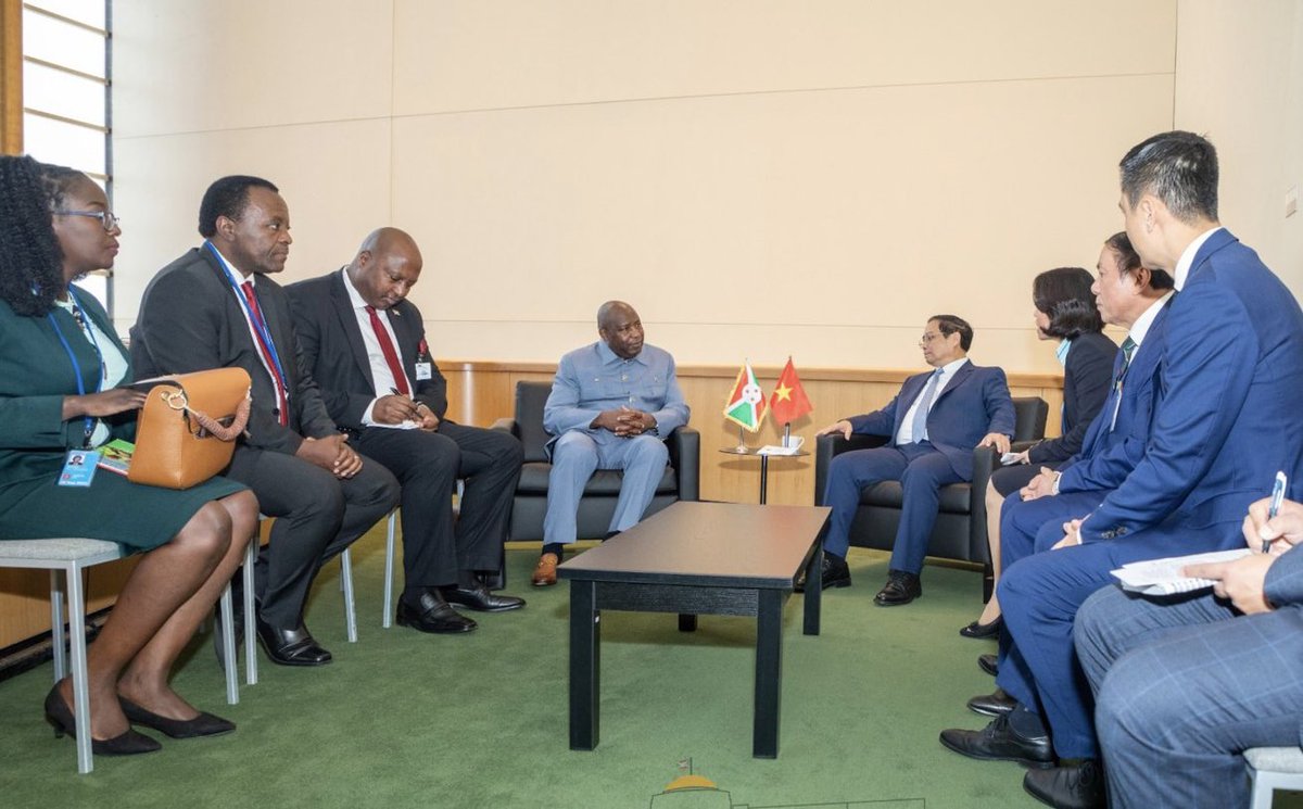 KwaNtare's tweet photo. Umukuru w'Igihugu Nyenicubahiro @GeneralNeva, kuri uyu wa gatanu i New York, yarahaye umubonano Umushikiranganji wa Mbere w'Igihugu ca Viêt Nam, Pham Minh Chinh. Baganiriye ku cokorwa kugirango imigenderanire n'ubucuti bisanzwe biri hagati y'U #Burundi n'ico gihugu itsimbatare. https://t.co/oeiBpepd1D