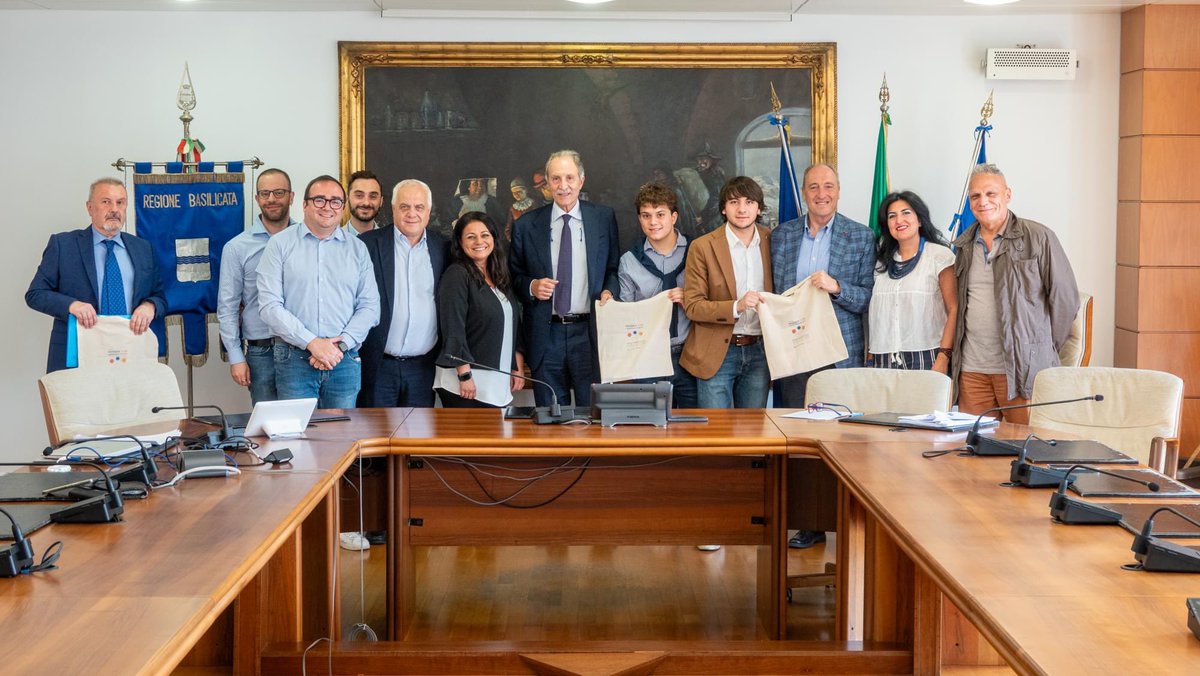 Continua il percorso del Comitato Verso Potenza Capitale Italiana dei Giovani24.
Abbiamo incontrato il Presidente della <a href="/regbasilicata/">Regione Basilicata</a> <a href="/VitoBardi/">Vito Bardi 🇮🇹</a> , che ringrazio per la cordiale e piacevole discussione.
felici di poter avere al nostro fianco l'intera comunità lucana
#avanticosì