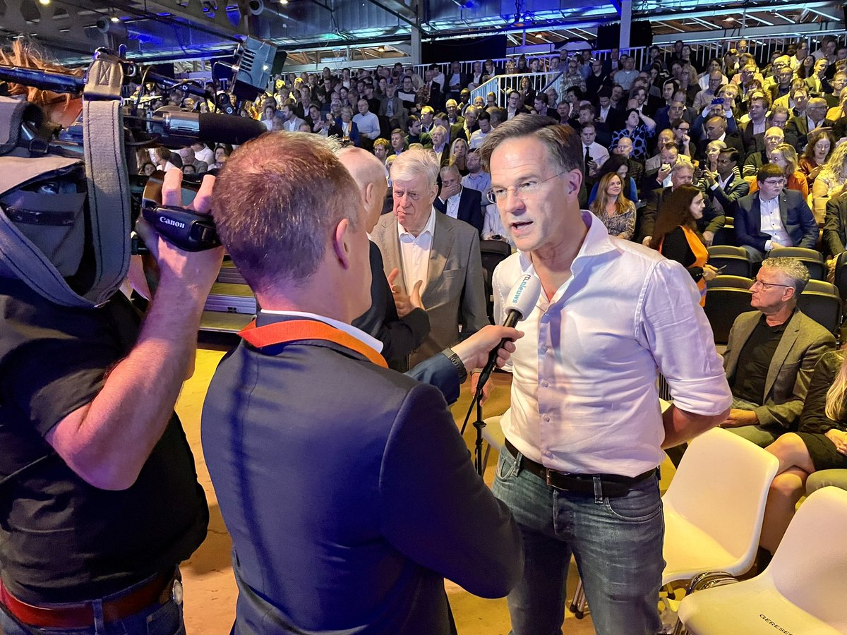 Michiel Breedveld (@mbreedveld) on Twitter photo Einde van tijdperk Rutte. “Na 17 jaar partijleiderschap en 13 jaar premierschap is het ook wel weer eens tijd voor iets nieuws….en dat vinden veel Nederlanders ook”, aldus <a href="/MinPres/">Dick Schoof</a> Einde van tijdperk Rutte. “Na 17 jaar partijleiderschap en 13 jaar premierschap is het ook wel weer eens tijd voor iets nieuws….en dat vinden veel Nederlanders ook”, aldus <a href="/MinPres/">Dick Schoof</a>