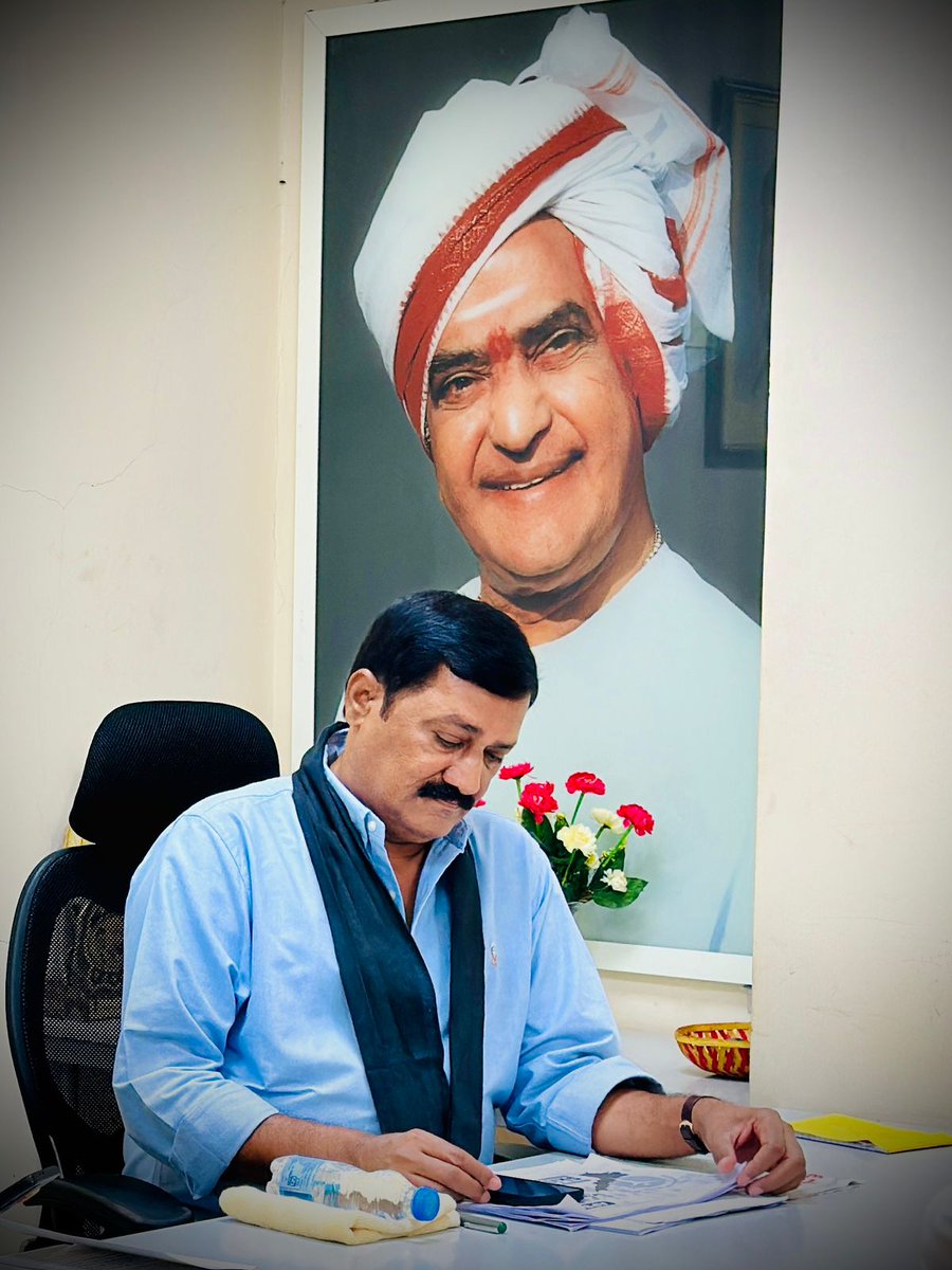 Ganta_Srinivasa's tweet photo. బాబు గారికి తోడుగా....
ఒక నియంత పై పోరాటం కోసం.. 
మేము సైతం....
రిలే నిరాహారదీక్షలు....
#WeWillStandWithCBNSir
#ChandrababuNaidu
#PeopleWithNaidu 
#StopIllegalArrestOfCBN
#AndhraPradesh 
#FalseCasesAgainstNaidu
#SelfGoalByJagan https://t.co/UerG2SqMw3
