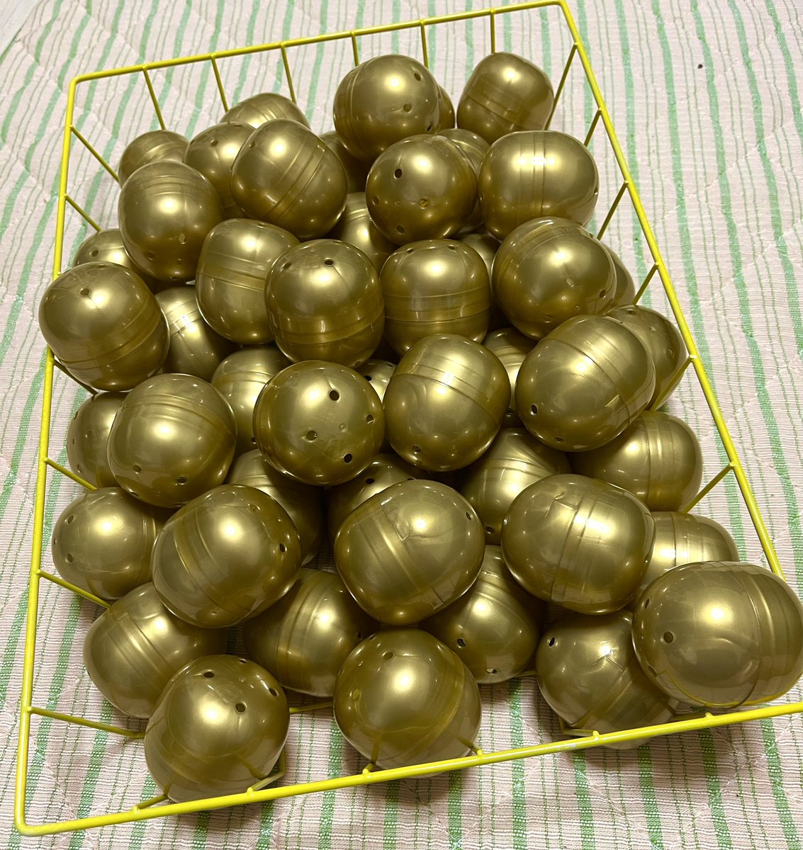 che__s221's tweet photo. 9月30日の本気フェスタで
金の卵のカプセル持っていきます。
中味は
缶バッチと小さいシール入ってます。
全5種類で何が出るかお楽しみで、ぜひ楽しんでいただきたい。ワクワク
全部集めて欲しい☆
#レイル
#イラスト
#Rainbow
#rainbowtail
#キャラクターイラスト
#illustrate #illustration https://t.co/PTI7LHkW4K