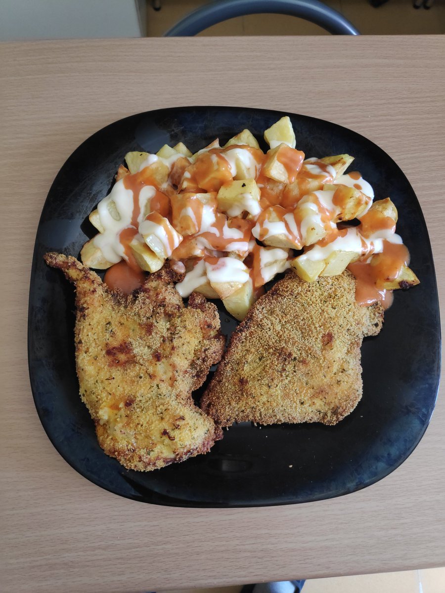 Hoy para comer:
Filetes de pollo empanados con patatas fritas con ajonesa y salsa brava.
#cocinando_en_cabemos 
#filetesdepollo