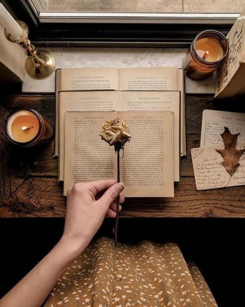 NostAcademia's tweet photo. Dark Academia 🤎 Cozy Autumn https://t.co/KXHjuAfJ9K