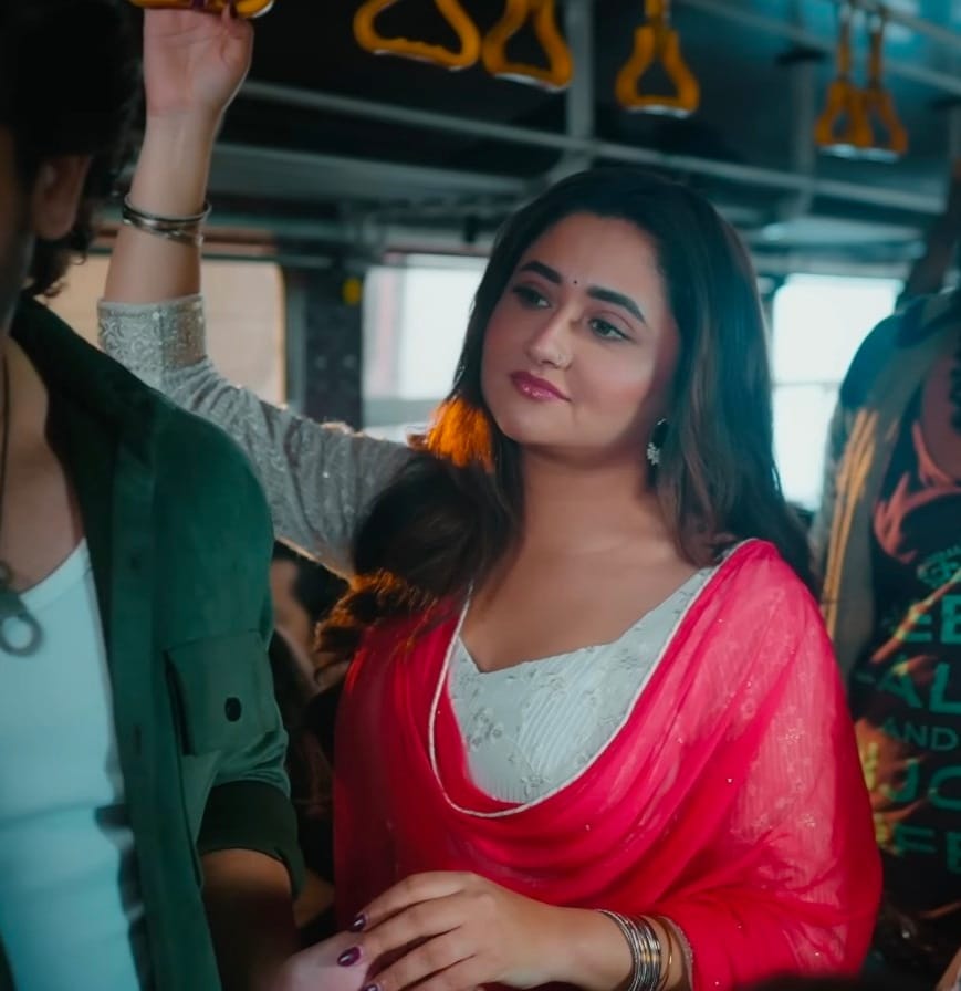 TheKhabriTak's tweet photo. Breaking!!
The ITV queen about to cross 2M mark with #8 trending with her new drop #PyarEdaDa
#RashamiDesai #ShoaibIbrahim
@TheRashamiDesai @RashamiDesai_TM
Link to Watch : https://t.co/0IunuR43RD
Stay Tuned with @TheKhabriTak for more https://t.co/v9Ka0d6cNE