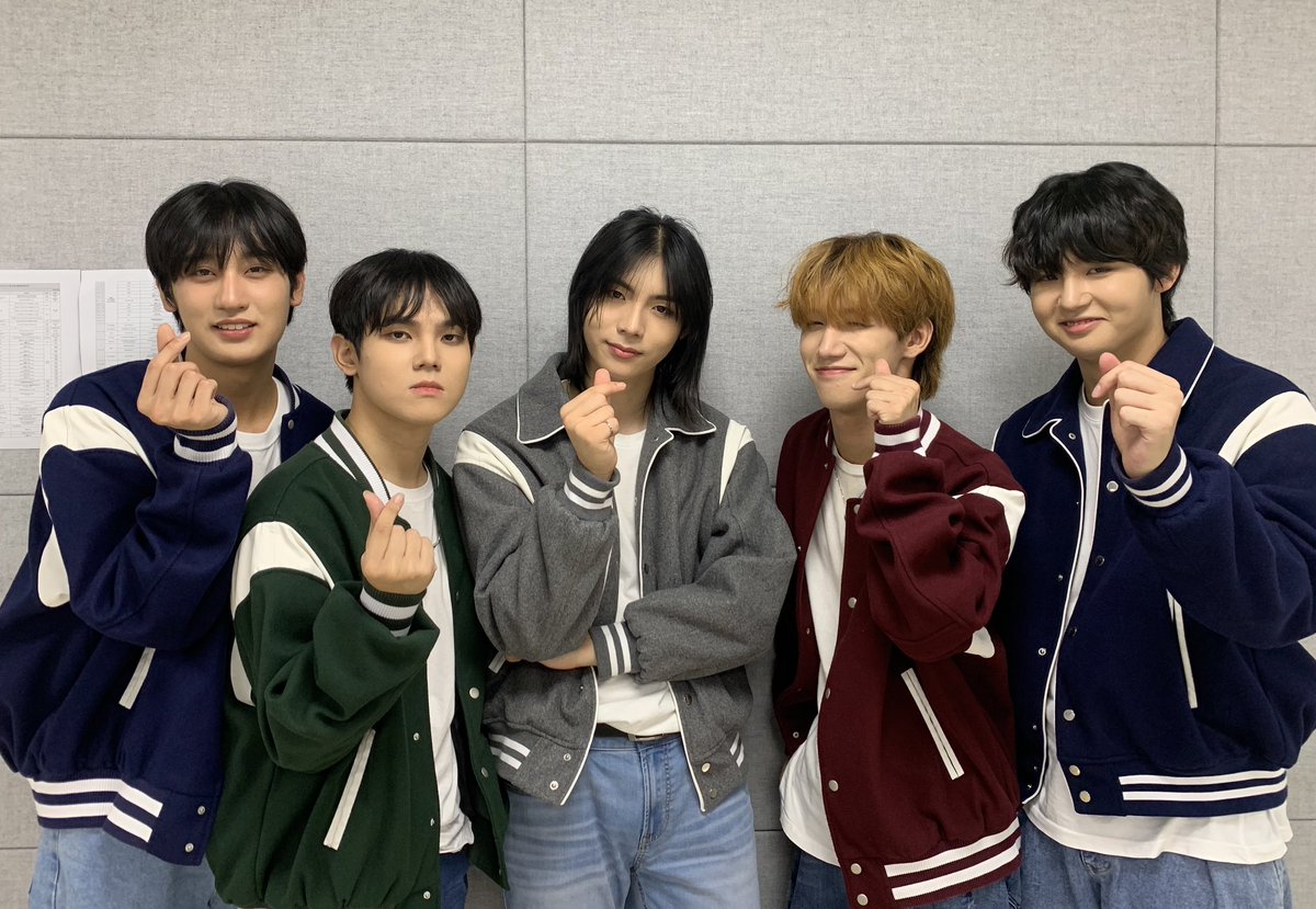 RoaDB_official's tweet photo. [📸] 2023 중부대학교 엔터테인먼트학전공 페스티벌 경연대회 'RE:PLAY'!
RoaD-B가 장식한 페스티벌의 힘찬 피날레 무대 어떠셨나요? (미니팬미팅도 반가웠어요😉)
뜨거운 열기로 열심히 응원해 준 RoWaY와 관객분들 모두 감사합니다💖

#RoaDB #로드비 #찬승 #Eddy #백한 #Day #TEEN #RoWaY #로웨이 https://t.co/KFTrJFfcsp