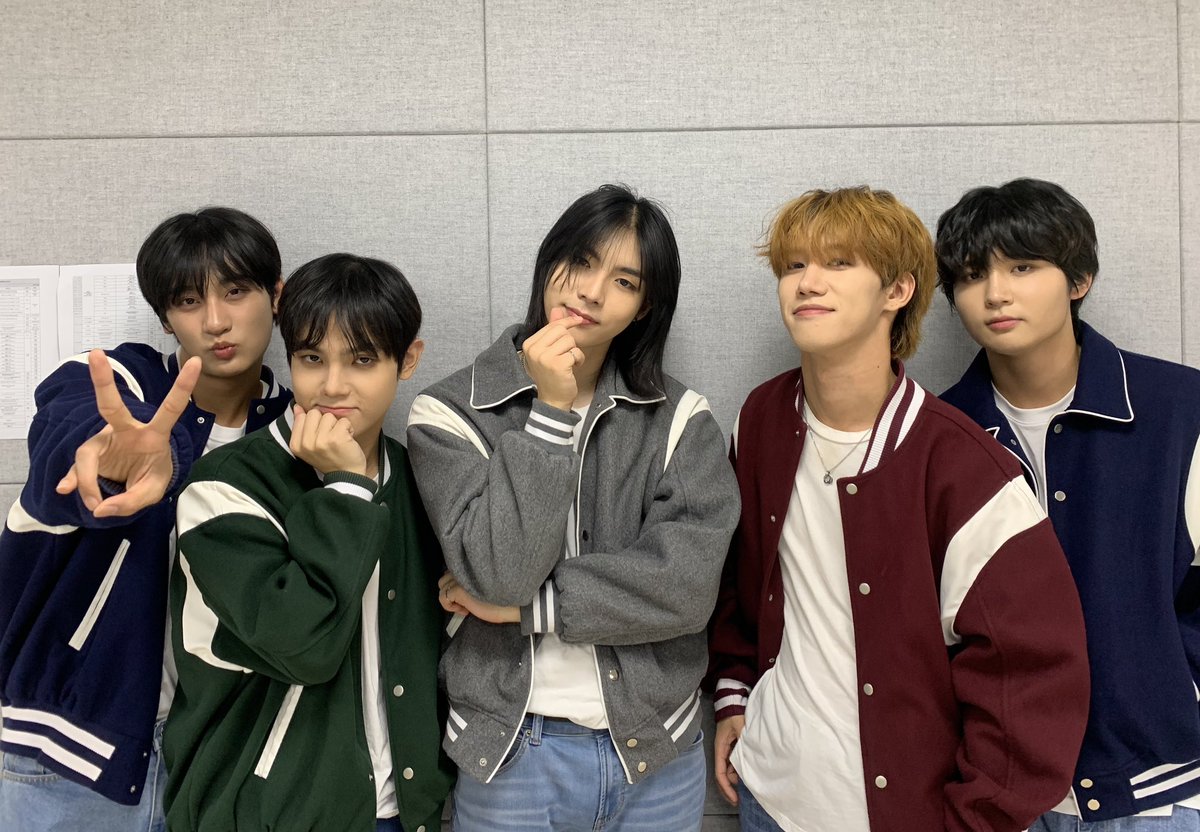 RoaDB_official's tweet photo. [📸] 2023 중부대학교 엔터테인먼트학전공 페스티벌 경연대회 'RE:PLAY'!
RoaD-B가 장식한 페스티벌의 힘찬 피날레 무대 어떠셨나요? (미니팬미팅도 반가웠어요😉)
뜨거운 열기로 열심히 응원해 준 RoWaY와 관객분들 모두 감사합니다💖

#RoaDB #로드비 #찬승 #Eddy #백한 #Day #TEEN #RoWaY #로웨이 https://t.co/KFTrJFfcsp