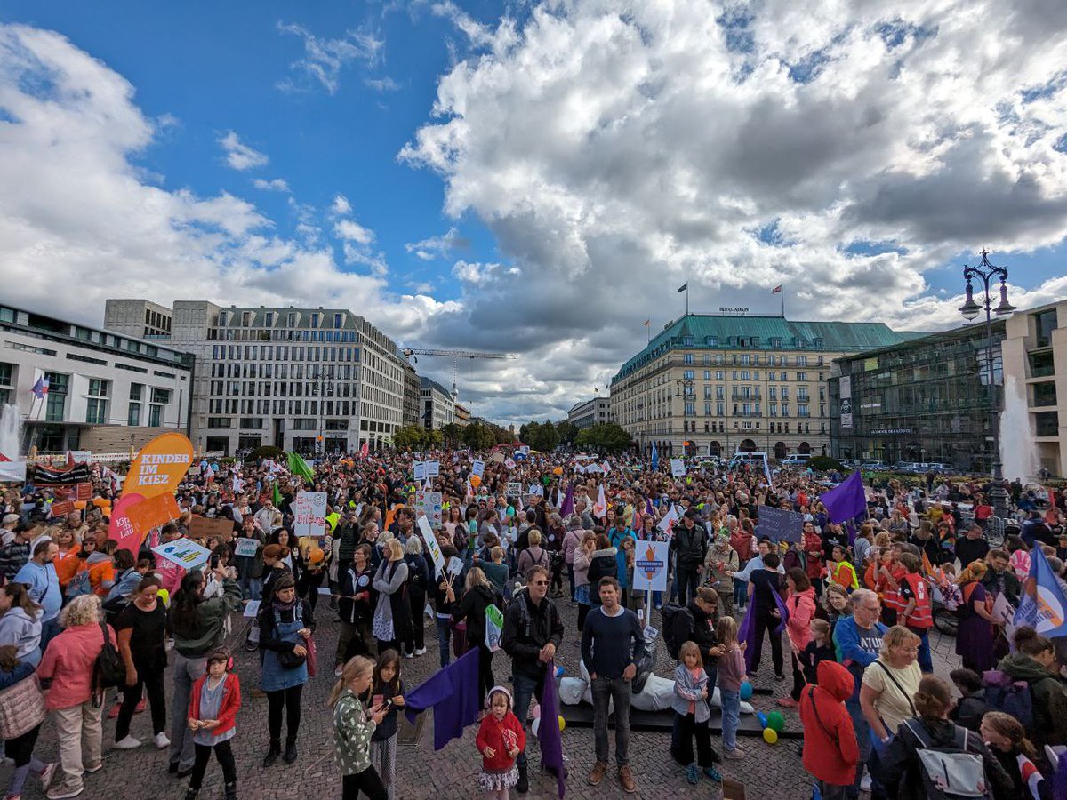 Heute sind 7.000 Menschen für eine #Bildungswende aller in #berlin auf die Straße gegangen. #b2309 #twlz #twkita