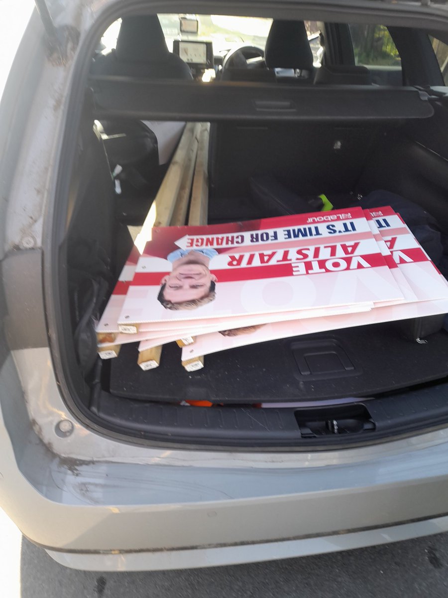 MatthewKWright's tweet photo. The @GMBPoliticsLDN team are out in Mid Beds again today, both on the doors and with garden boards for @alistrathern.
I'm out with @JamesRWood94 and @PJRoberts_ staking our claim & showing @UKLabour are the only team on the pitch.
#TeamStake #LabourGain #TimeForChange https://t.co/Gxc2awCeaM