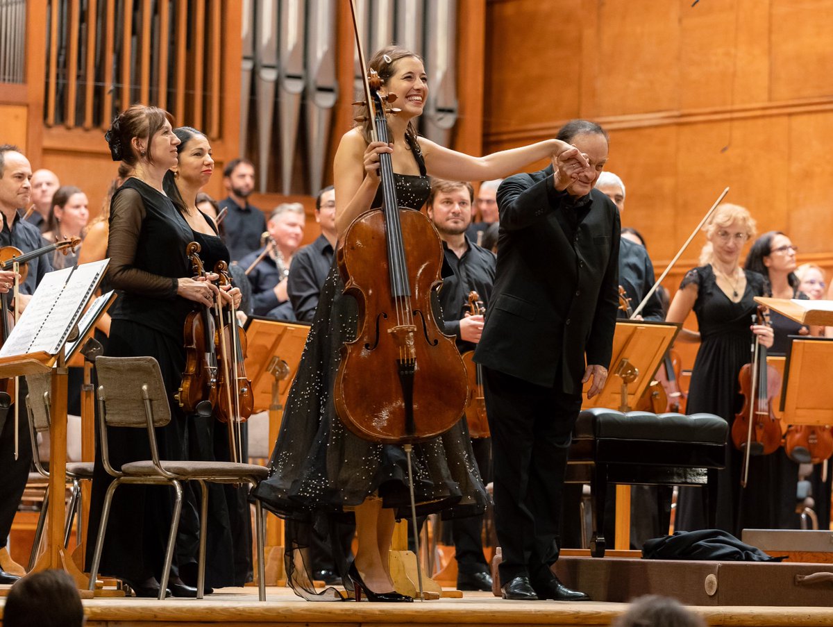 CamilleThomasOF's tweet photo. Sofia 🫶 БЛАГОДАРЯ 🫶
Every time with you is magical ✨
Thank you maestro Charles Dutoit &amp; @sofiaphilh 
🥰

📸 Viktoriya Vucheva https://t.co/Iy0XCGFFTe