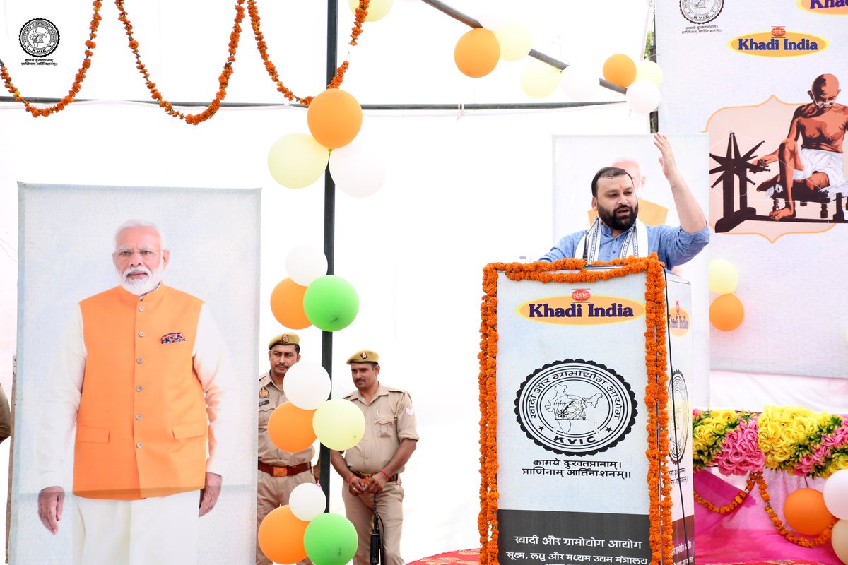 kvicindia's tweet photo. माननीय प्रधानमंत्री श्री @narendramodi जी की प्रेरणा से गाँव-गाँव तक रोजगार पहुंचाने के लिए लगातार प्रयत्नशील है केवीआईसी!
 
#KVIC के माननीय अध्यक्ष श्री @ManojGoelBJP जी ने चौधरी चरण सिंह बहुउद्देशीय प्रशिक्षण केंद्र, पंजोखरा, #Shamli में आयोजित कार्यक्रम  में लोगों को संबोधित करते हुए केवीआईसी द्वारा चलाई जा रही योजनाओं एवं प्रशिक्षण कार्यक्रमों की जानकारी दी। साथ ही उन्होंने बताया कि पिछले 5 सालों में 13.5 करोड़ लोग #Bharat में गरीबी से बाहर निकले हैं जिसमें आयोग की अहम भूमिका हैं।
 
#KhadiIndia
#Vocal4Local
#AatmanirbharBharat