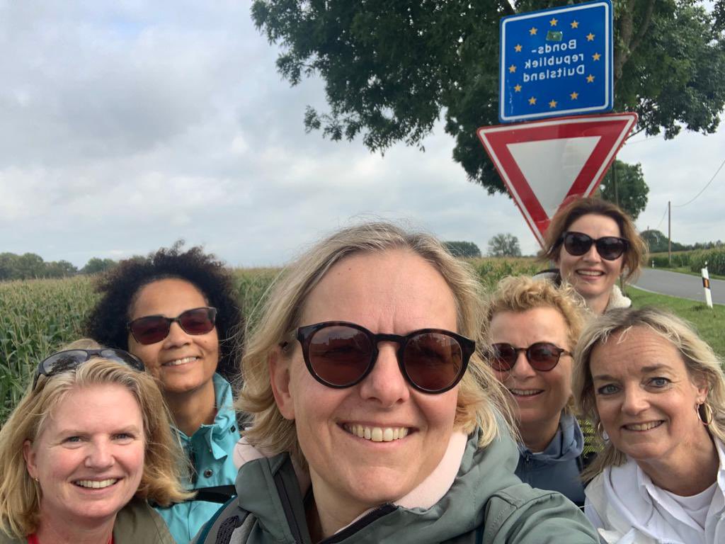 RZWRZ's tweet photo. De 17e etappe van het Pieterpad: Millingen aan de Rijn- Groesbeek. De Duivelsberg overwonnen en nog lekker genietend van nazomerse temperaturen! https://t.co/slT2zvoD3z