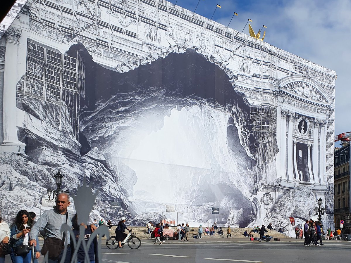 hedilya's tweet photo. #SaturdayArtFever
@JRart sur la façade du Palais Garnier (en évocation à la caverne de Platon).
Habillage des échafaudages pendant les travaux de restauration https://t.co/oVmUnO8LK4