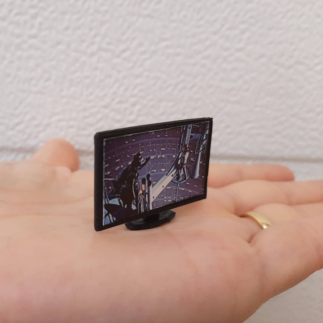 philpiccolini's tweet photo. Andere User*innen:

Ich mit 10m HDMI Kabel: https://t.co/cFPw4cZ02x