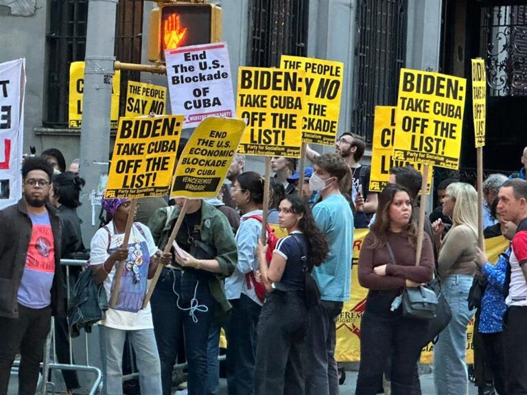 AngelAragonCes1's tweet photo. Gracias por estar aquí con nosotros”, dijo el presidente @DiazCanelB, al dirigirse sorpresivamente a representantes de organizaciones y movimientos sociales apostados frente a la Misión de Cuba en Nueva York #QuePresidente. #Continuidad. #Corage. https://t.co/TPzHRuEkMP