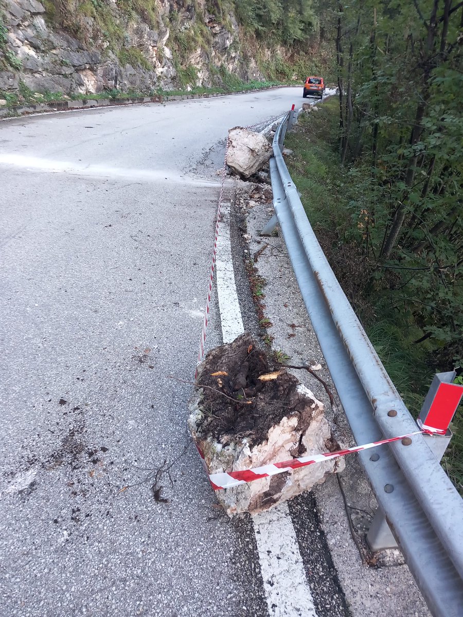 ProvinciaTrento's tweet photo. Frana sul Monte #Casale ieri verso le 17: non risulta interessata la ferrata Che Guevara, che era già chiusa al pubblico.
Frana lungo la SP 211 dei Monti #Lessini stamattina alle 6: chiusa per disgaggi e controlli fino alle ore 11.30.
@dpcpat1
👉 https://t.co/hpvHKkFJD4 https://t.co/UMqXQKyBwv