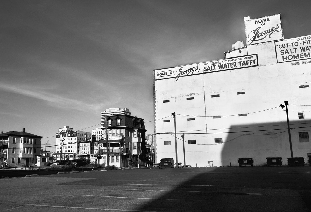 thejourneypwp's tweet photo. GM From Atlantic City
YESTERDAY
Atlantic City, NJ (2015)
copyright © Peter Welch
#nftcollectors #NFTartwork #peterwelchphoto #thejourneypwp #blackandwhitephotography #photography #blackandwhite #AtlanticCity #NewJersey #saltwatertaffy #taffy #empty #sky #ocean #emptylot #water https://t.co/I7d5uYN42a
