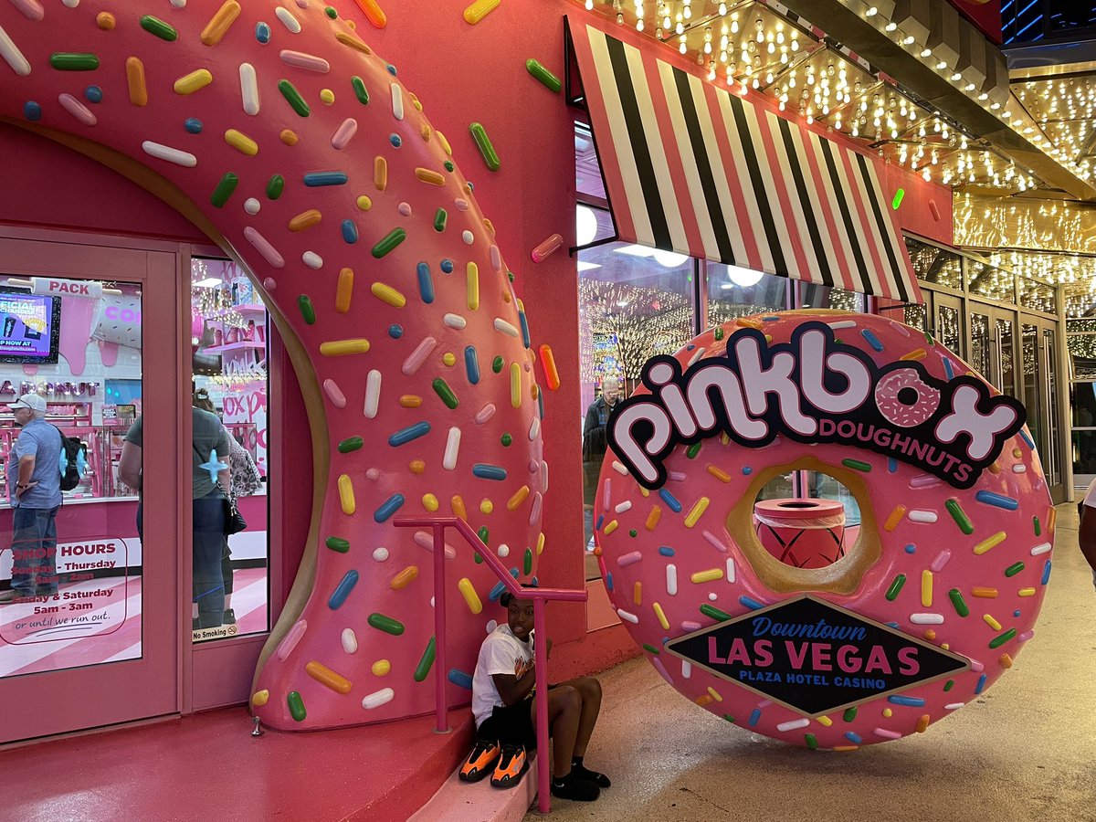 marmin_sasaki's tweet image. ピンクボックスはラスベガスが発祥のかわいいドーナツ屋。店舗を拡大中。店全体がピンク色でかわいい😍

たくさんの種類のかわいいドーナツがある。
特に💩の形をしたドーナツがかわいくてここのウリ🩷

💩にかじりつく勇気が無かった💦

けど、行ったらぜひ💩ドーナツに挑戦してみて👍

#pinkbox