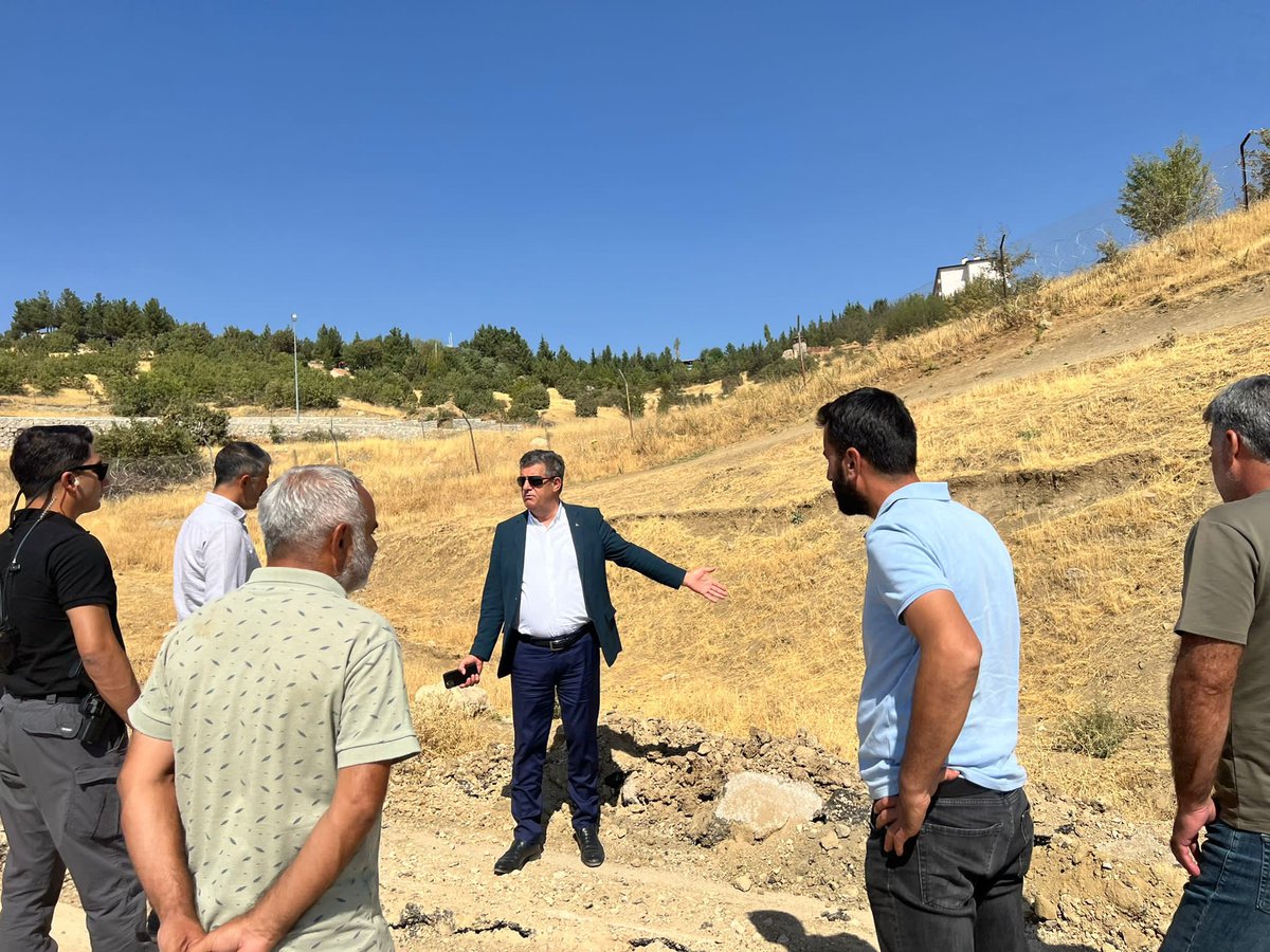 SirnakBel's tweet photo. Belediye Başkanımız Sn.Mehmet Yarka, Gühüzok yolunda başlatılan yol genişletme çalışmalarını yerinde ziyaret ederek incelemelerde bulundu, yapılacak imalatlara ilişkin bilgi aldı. https://t.co/5aeUyuaGZS