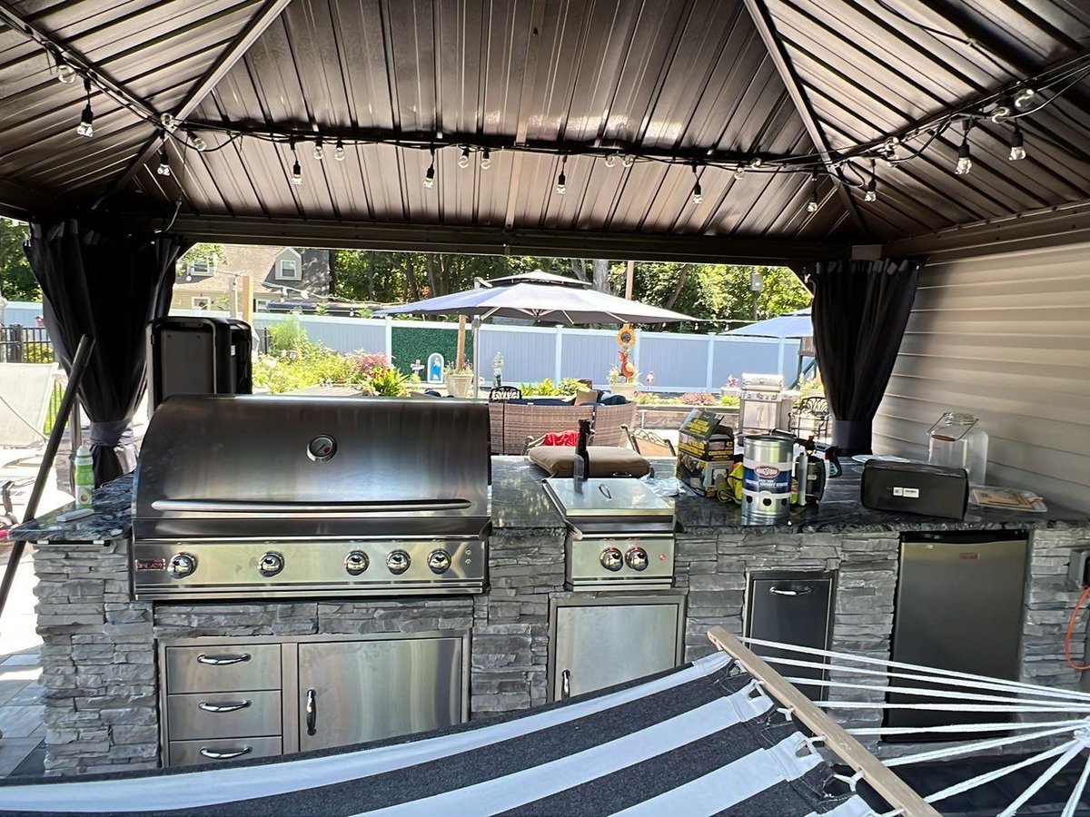kitchen_outdoor's tweet image. Who is planning the ultimate End of The Summer Party? 🙋Call us 631-88-GRILL or come check us out at the store and learn about our 30-day kitchen guarantee🤙 #ThirtyDayKitchen #Grilling #CustomOutdoorKitchen #OutdoorKitchen #TheOutdoorKitchenFactory #Bohemia #Bellmore