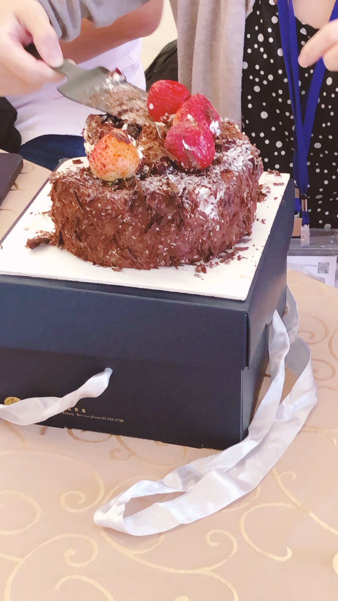shelly_sypan's tweet photo. Yes, my birthday 🥳 I attend the conference within my birthday this year😂 Therefore, I cut 2 cakes and shared with my teammates 😍 And RWRB is the best present in my lovely birthday 🎉  Hope I can visit UK and meet somebody during my birthday in the next year 🤭
@nickgalitzine https://t.co/FoMZ5byDFO