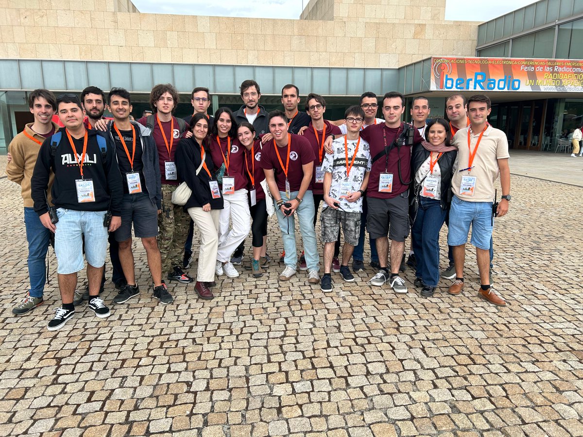 Justo hace una semana nos estábamos haciendo esta foto en #Iberradio2023 <a href="/IberRadio/">IberRadio</a> previa a la II comida de jóvenes. Echamos de menos a algún colega pero ¡hemos tenido nuevas incorporaciones!

¡Sigue creciendo la juventud en radio de EA!

Gracias a todos por la difusión. 73