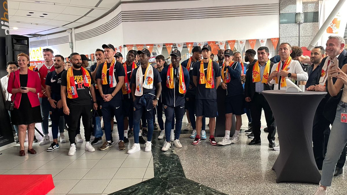 Çok güzel ve çok hızlı bir açılış yaptık. Yarın Beşiktaş maçı olduğu için 12.33 de takımımız avm’ye geldi. 12.55’de de konuşmalar dahil, kurdele kesimi yapılmış olarak otobüslerine bindirip yolcu ettik. Yarın Beşiktaş ile oynayacağı maçta Mondihome Kayserisporumuza başarılar