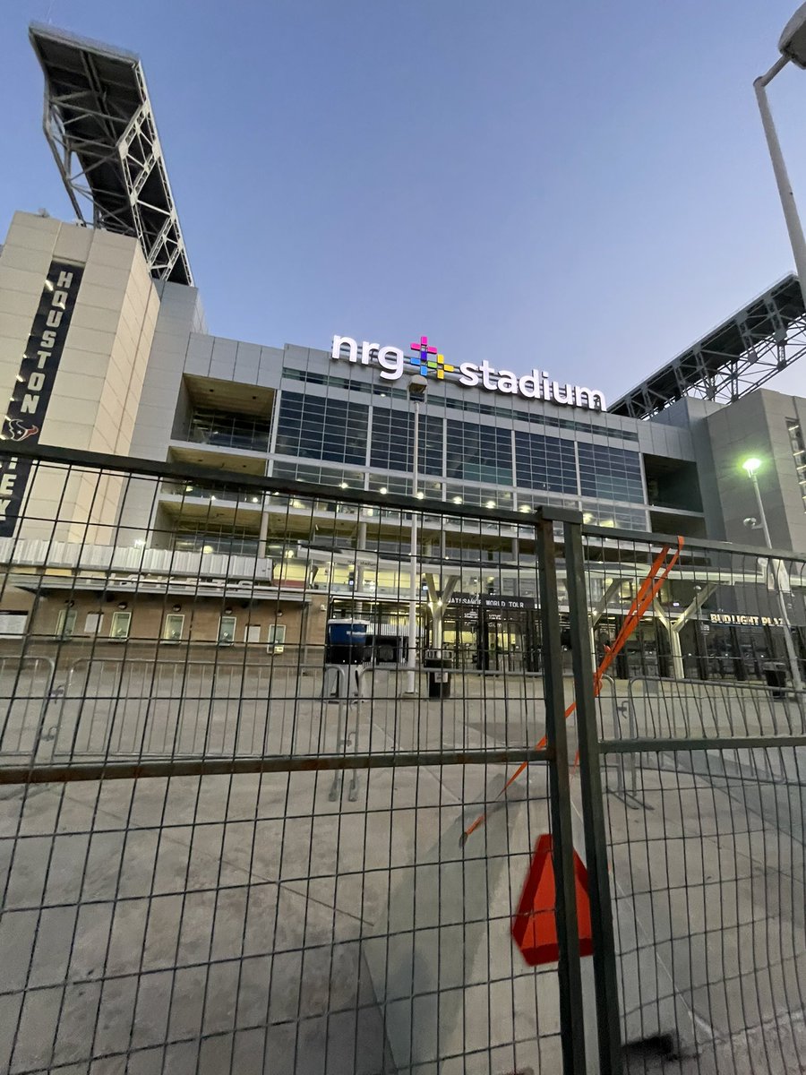 kingbey81's tweet photo. VIP CLUB RENAISSANCE. Beyoncé Houston VIP Entrance at BUDLIGHT PLAZA. Line officially started. PPL IN LINE: 2.
THE GATE SOUTH OF WEST VIP ENTRANCE OPENS ‼️‼️‼️ #beyoncevip #clubrenaissance #beyonce #houston #BeyonceInTexas #BeyonceRenaissanceTour https://t.co/qRfzODer6L
