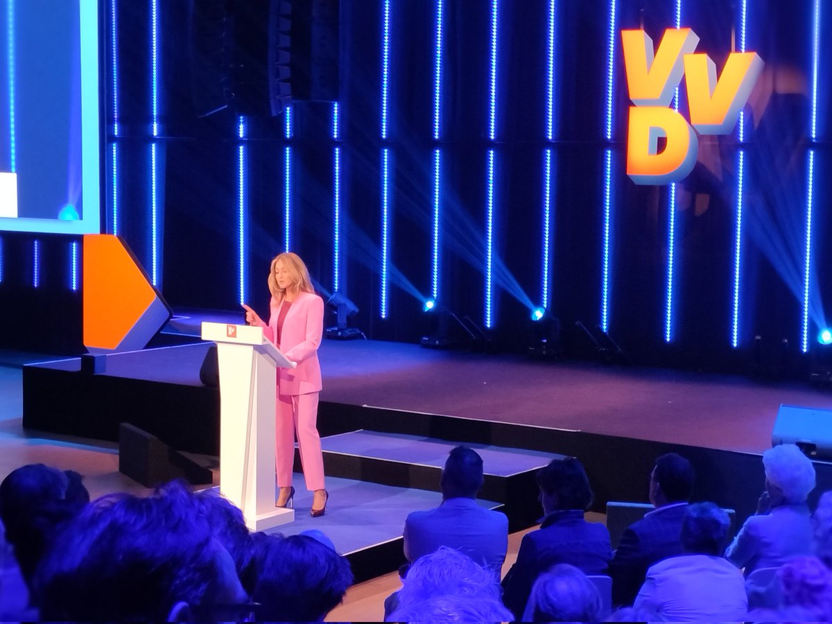 Ruimte gevend, grenzen stellend. "Ik zie je, ik hoor je en luister", de speech van onze lijsttrekker van de <a href="/vvd/">VVD</a> <a href="/DilanYesilgoz/">Dilan Yesilgöz - Zegerius</a> in een notendop. En daarmee doe ik de enorme energie van haar en de zaal enorm tekort.