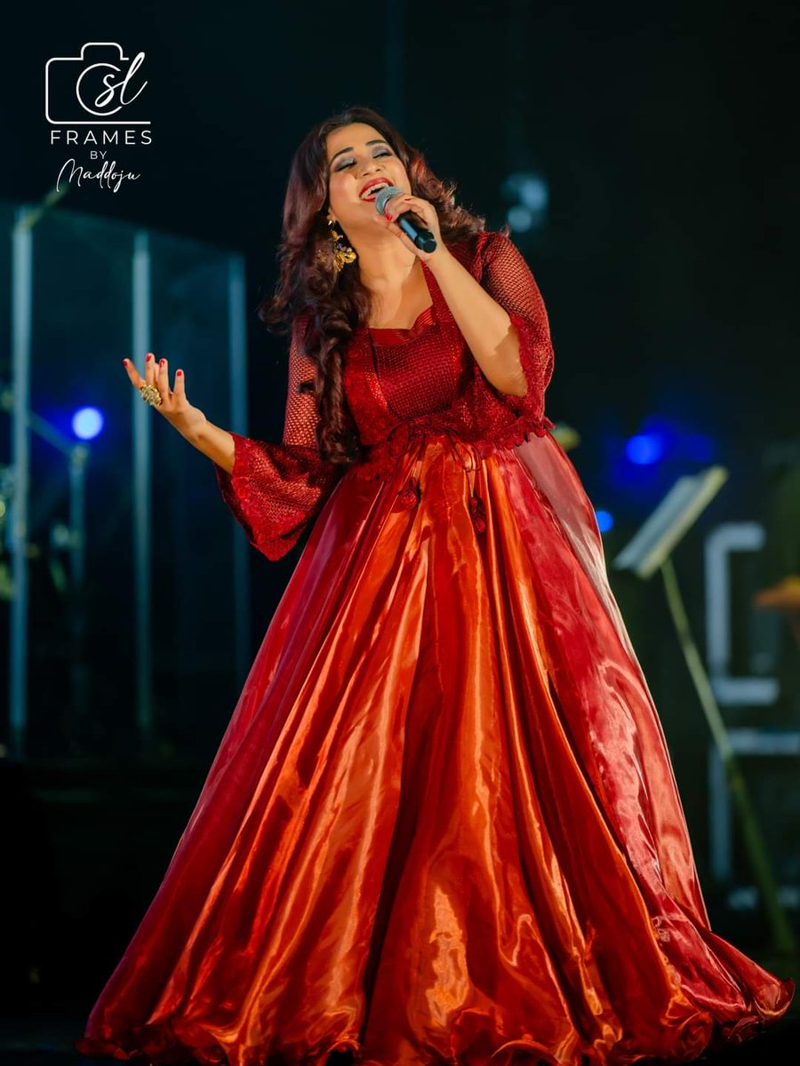 SonaSsg's tweet photo. *EXCLUSIVE CLICKS*(SET-2)
SOME ICONIC PICTURES FROM @shreyaghoshal 's #Raleigh concert that turns into awesomeness 👌
#AllHeartsTour #SGslayed https://t.co/6xW2wdUytZ