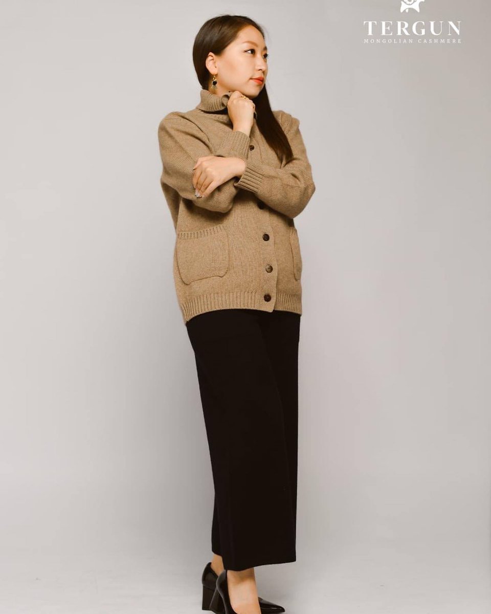 Монгол ноолуур үнэхээр тансаг, ялангуяа өөрийн үүсгэн байгуулж өдий зэрэгтэй яваа бизнесээрээ овоглож, ноолуураа өмсөөд явах үнэхээр гоё байдаг.