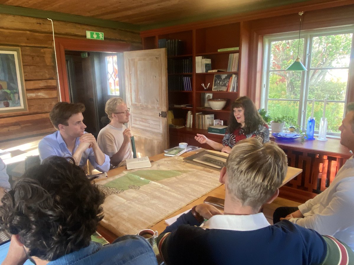 Liberala skrivarakademins deltagare får lära sig om skogsbruk och skogspolitik av Mellanskogs ordförande Karin Perers.