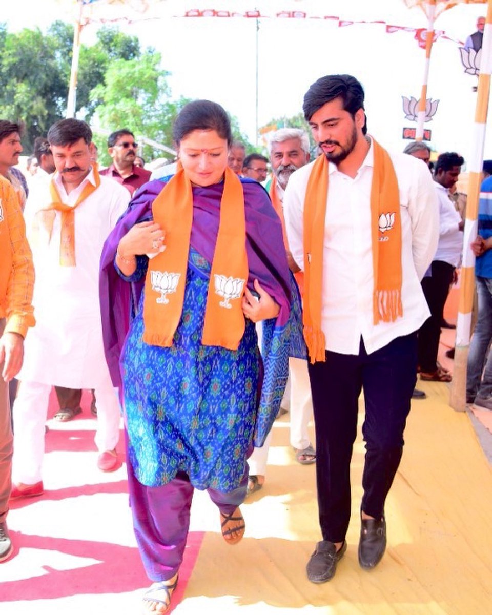 bhammarjayraj1's tweet photo. જામનગર - દેવ ભુમી દ્રારકાનાં માનનીય સાંસદ શ્રીમતિ પૂનમબેન માડમને જન્મદિવસની શુભેચ્છાઓ.....
ભગવાન દ્વારકાધીશ આપને સુખ, સમૃદ્ધિ અને  સ્વસ્થ સ્વાસ્થ્ય સાથે દિર્ઘાયુ પ્રદાન કરે એવી પ્રાર્થના.
@PoonambenMaadam 
#poonambenmaadam
#mpjamnagar https://t.co/Vf6lTKhfTs